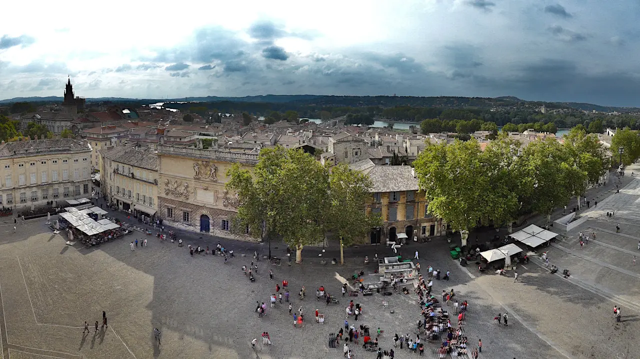 place du palais d'Avignon