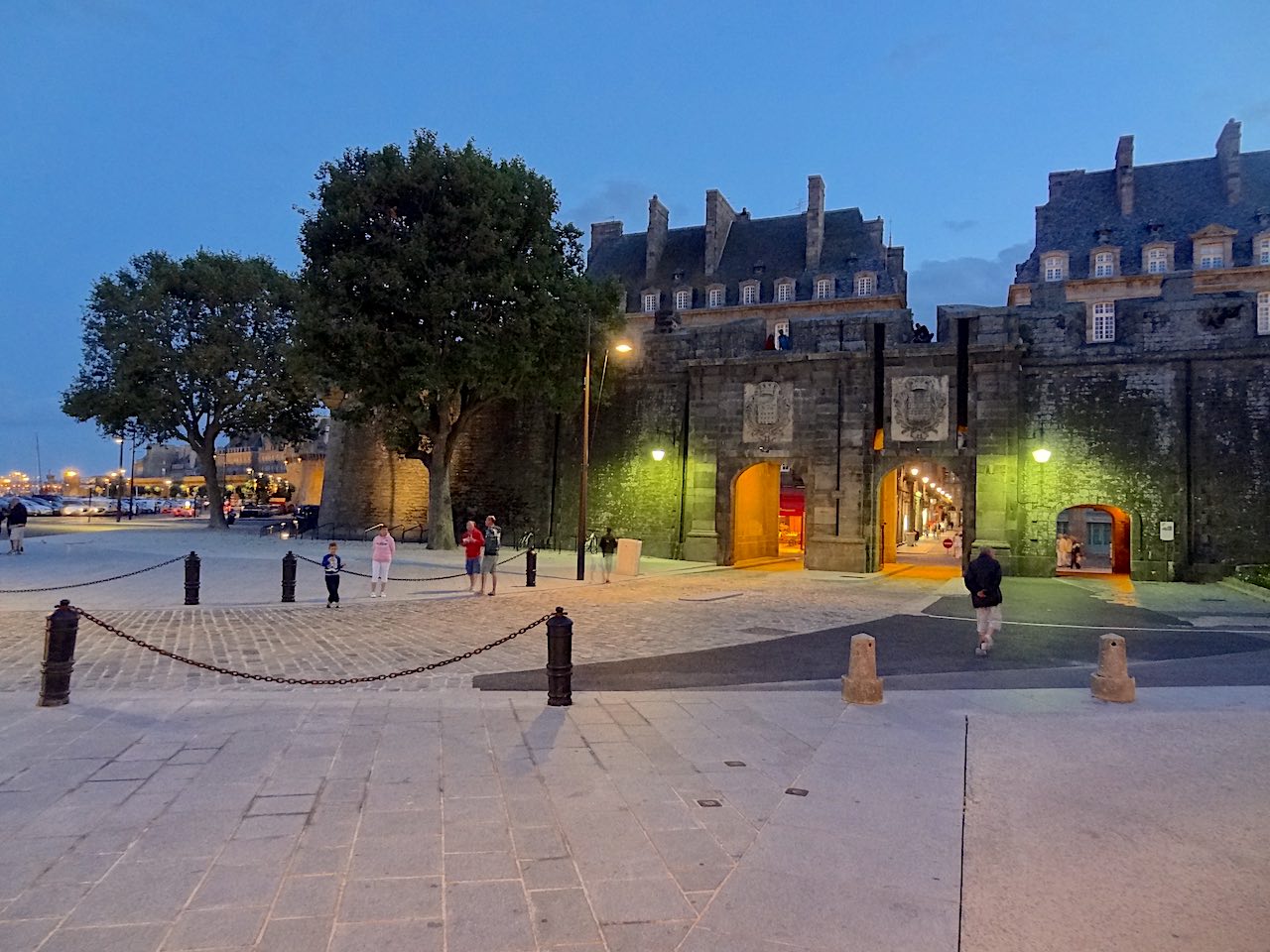 porte Saint-Vincent à Saint-Malo de nuit