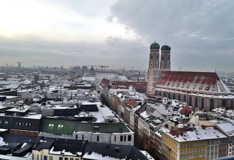 Frauenkirche de Munich vue depuis la Peterskirche