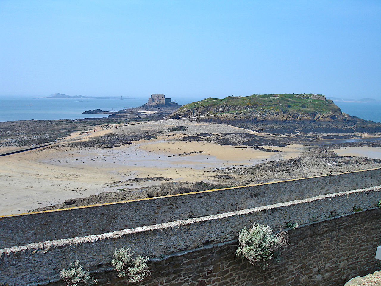 vue sur le Grand et le Petit Bé depuis les remparts de Saint-Malo