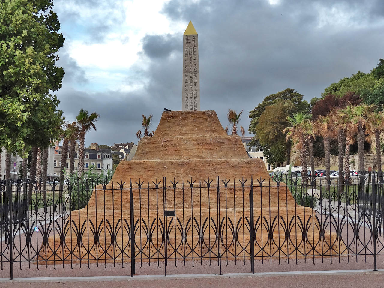 pyramide à degrés de Saqqarah et obélisque à Boulogne-sur-Mer