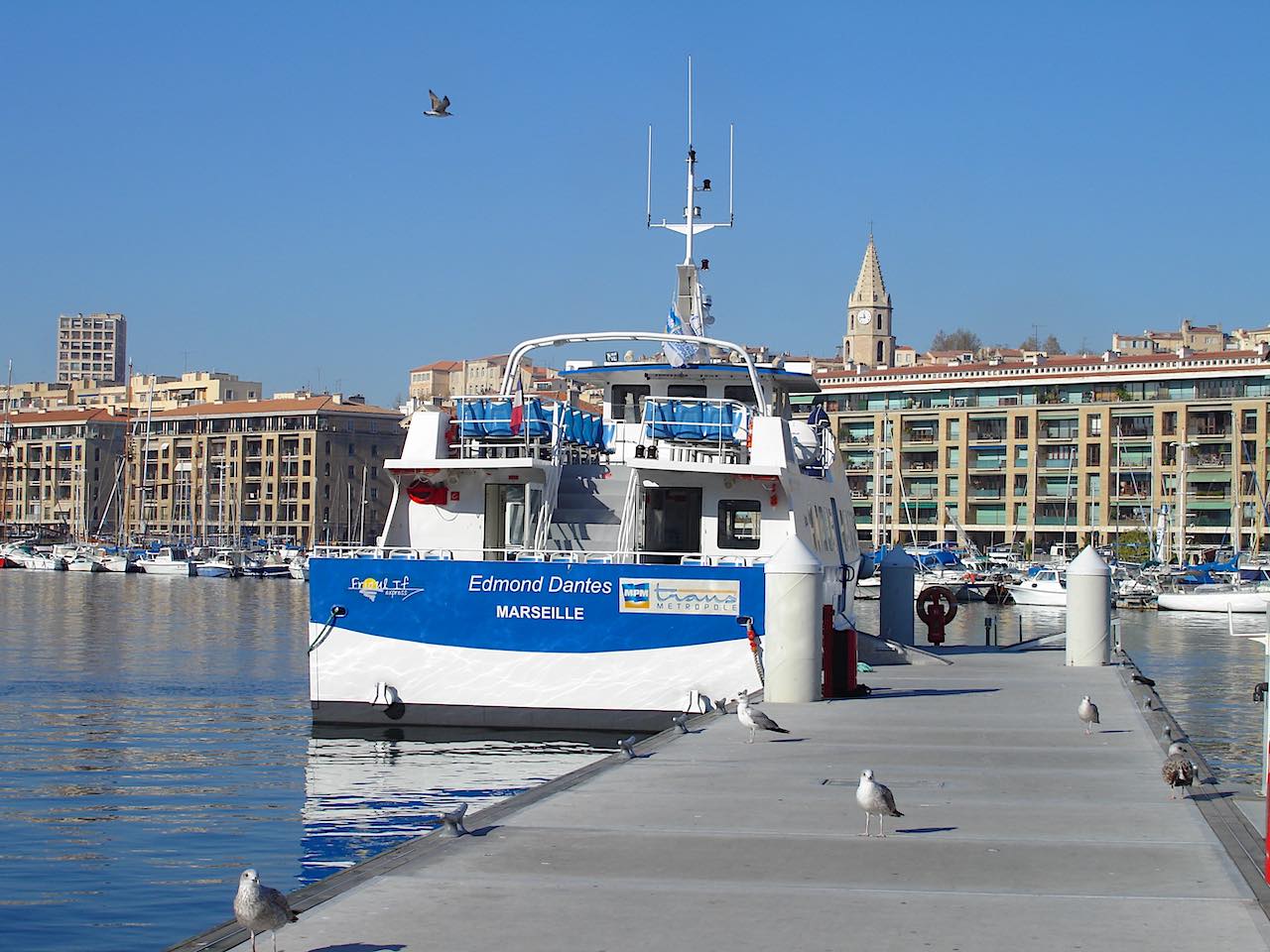 Bateau pour les îles de Frioul sur le vieux port de Marseille