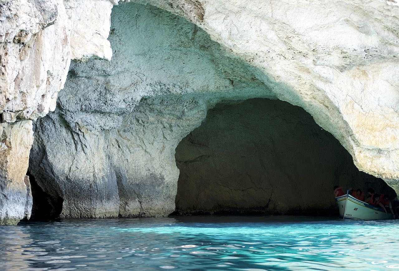 à l'intérieur de la grotte bleue de Malte