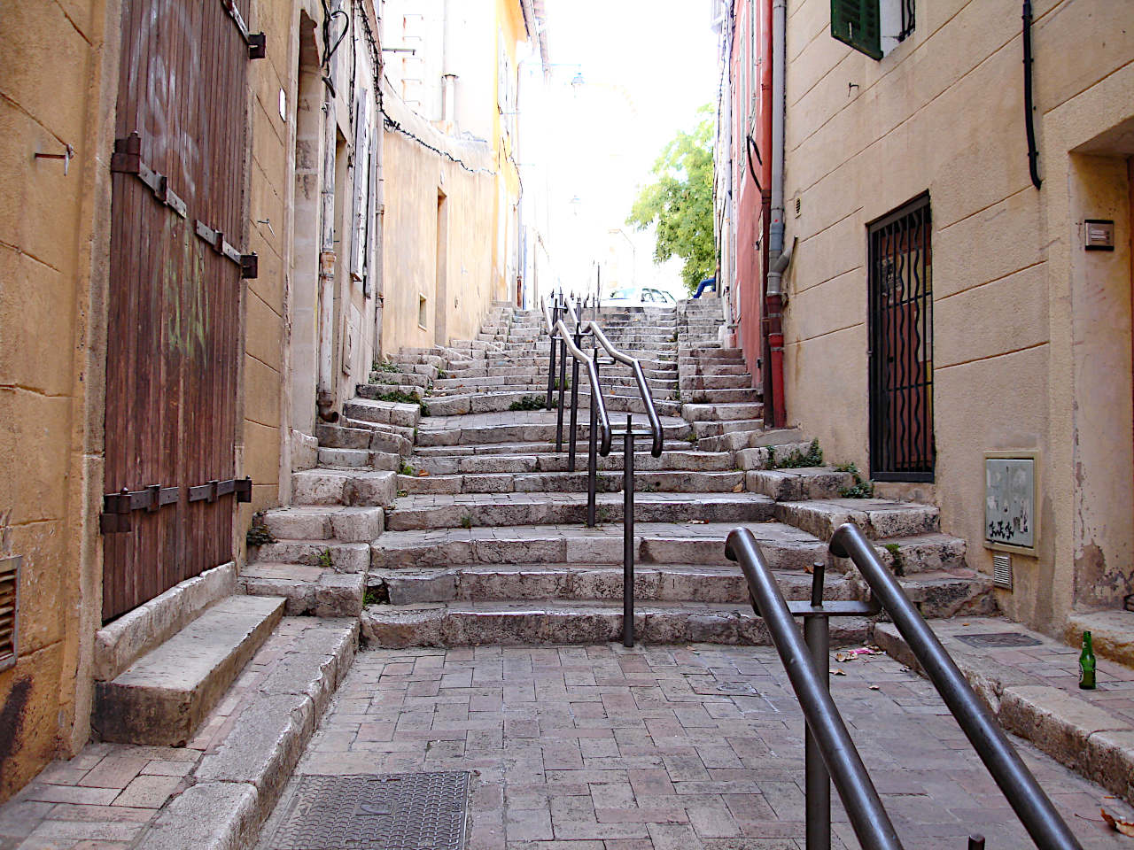 Montée des Accoules dans le Panier à Marseille