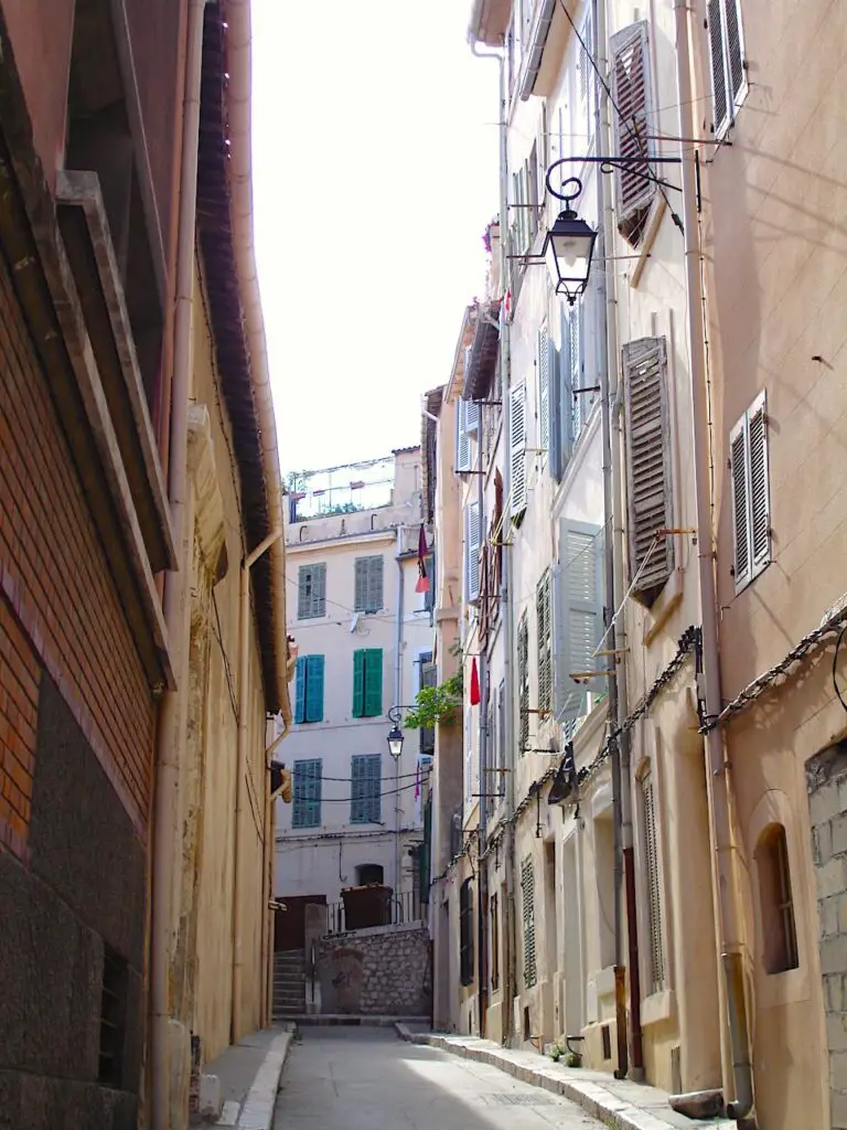 une rue du quartier du Panier à Marseille