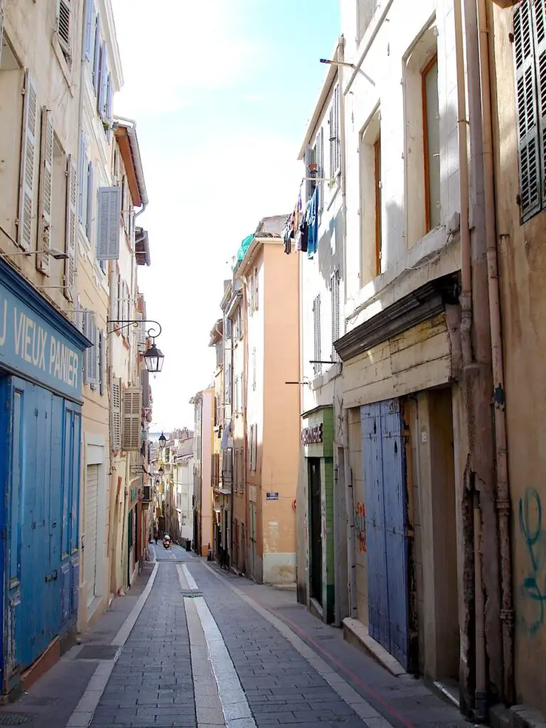 une rue du quartier du Panier à Marseille