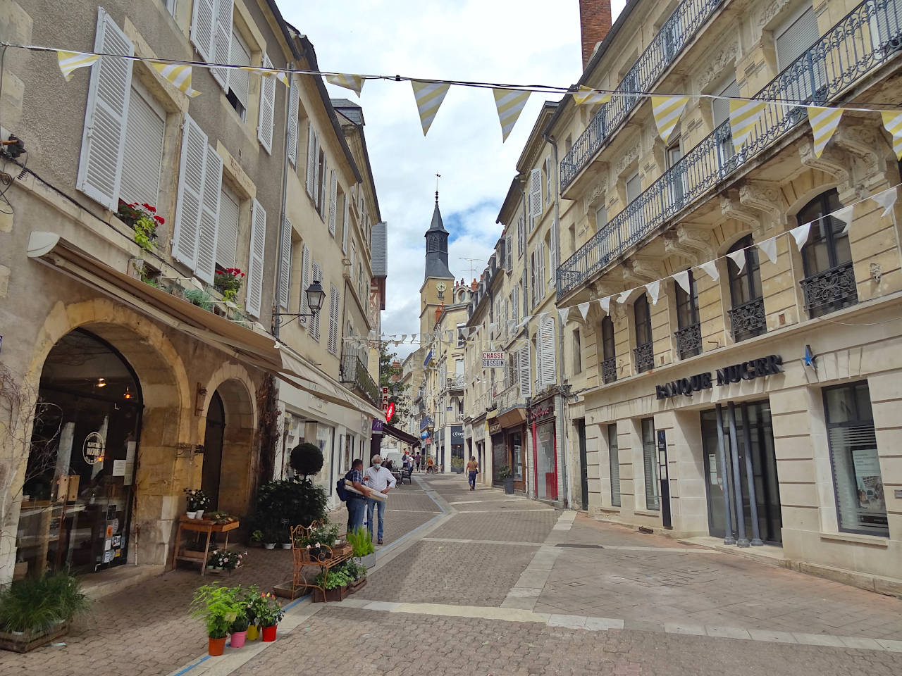rue François Mitterrand, axe commerçant de Nevers