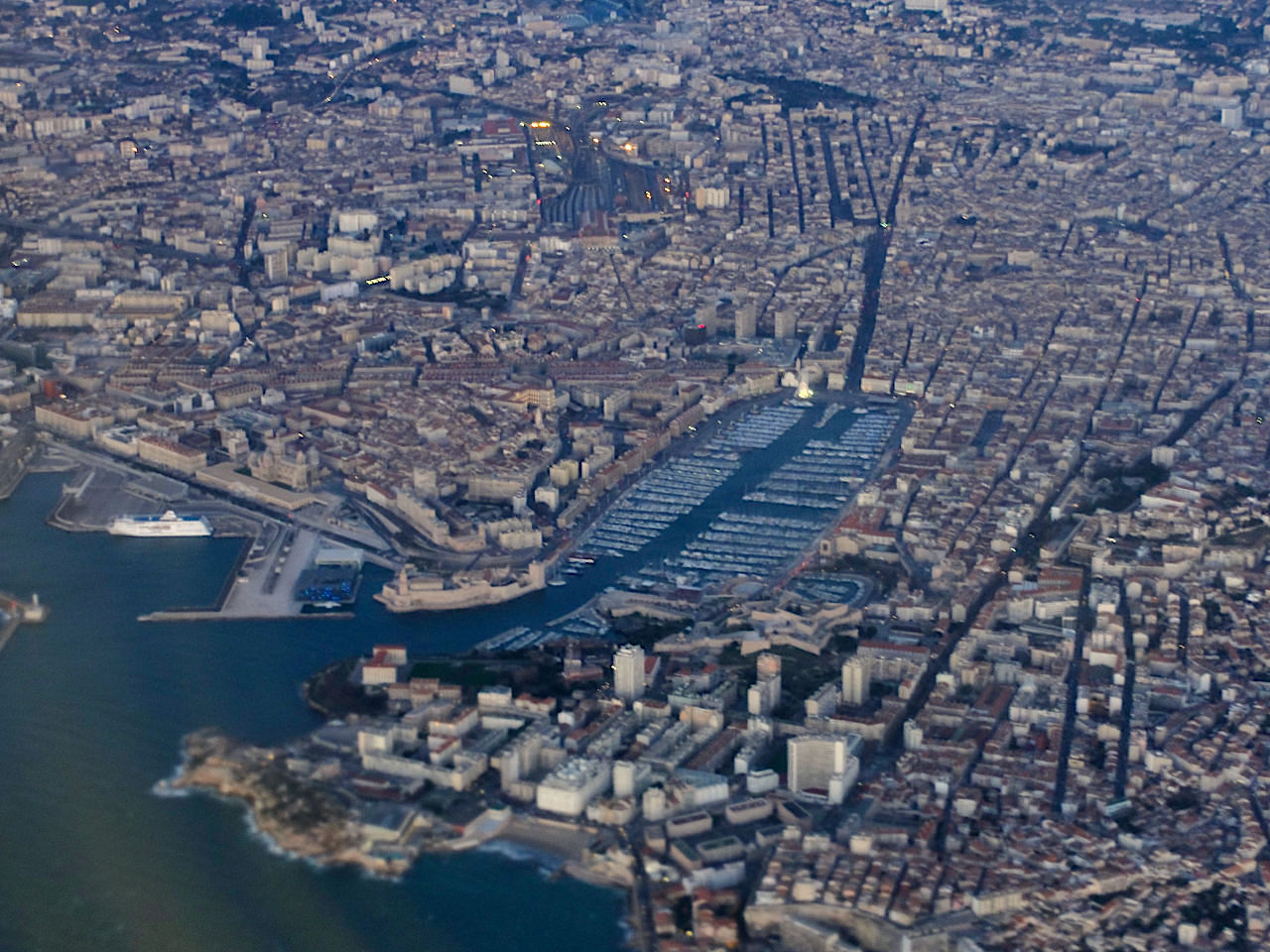 Vue aérienne sur le vieux port de Marseille et le Panier