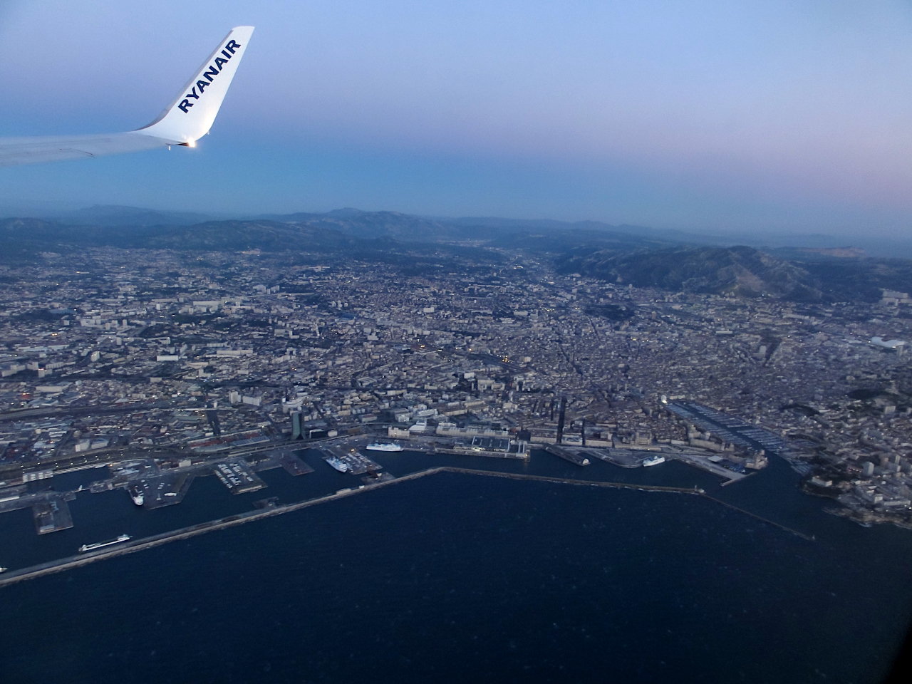 vue aérienne de Marseille avant d'atterrir à l'aéroport de Marignane