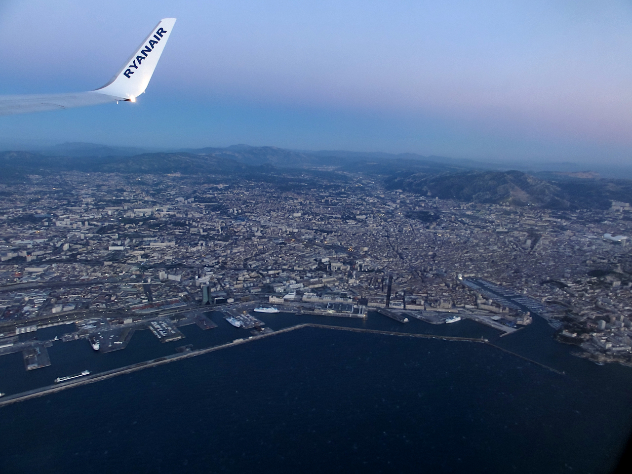 vue aérienne de Marseille avant d'atterrir à l'aéroport de Marignane