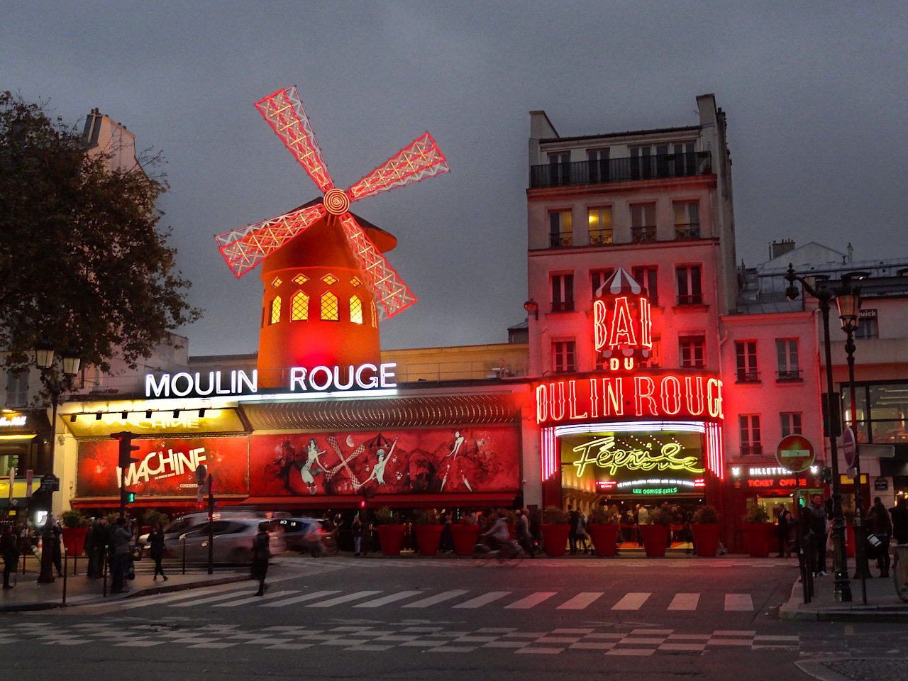 Le célèbre Moulin Rouge de Paris
