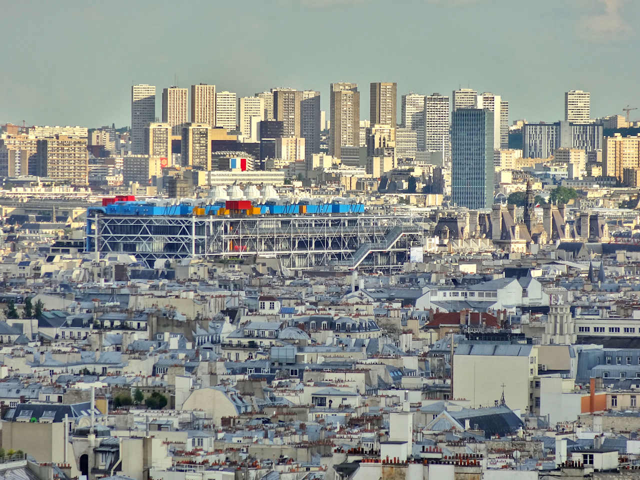 Centre Pompidou au milieu des immeubles parisiens, vu depuis Montmartre