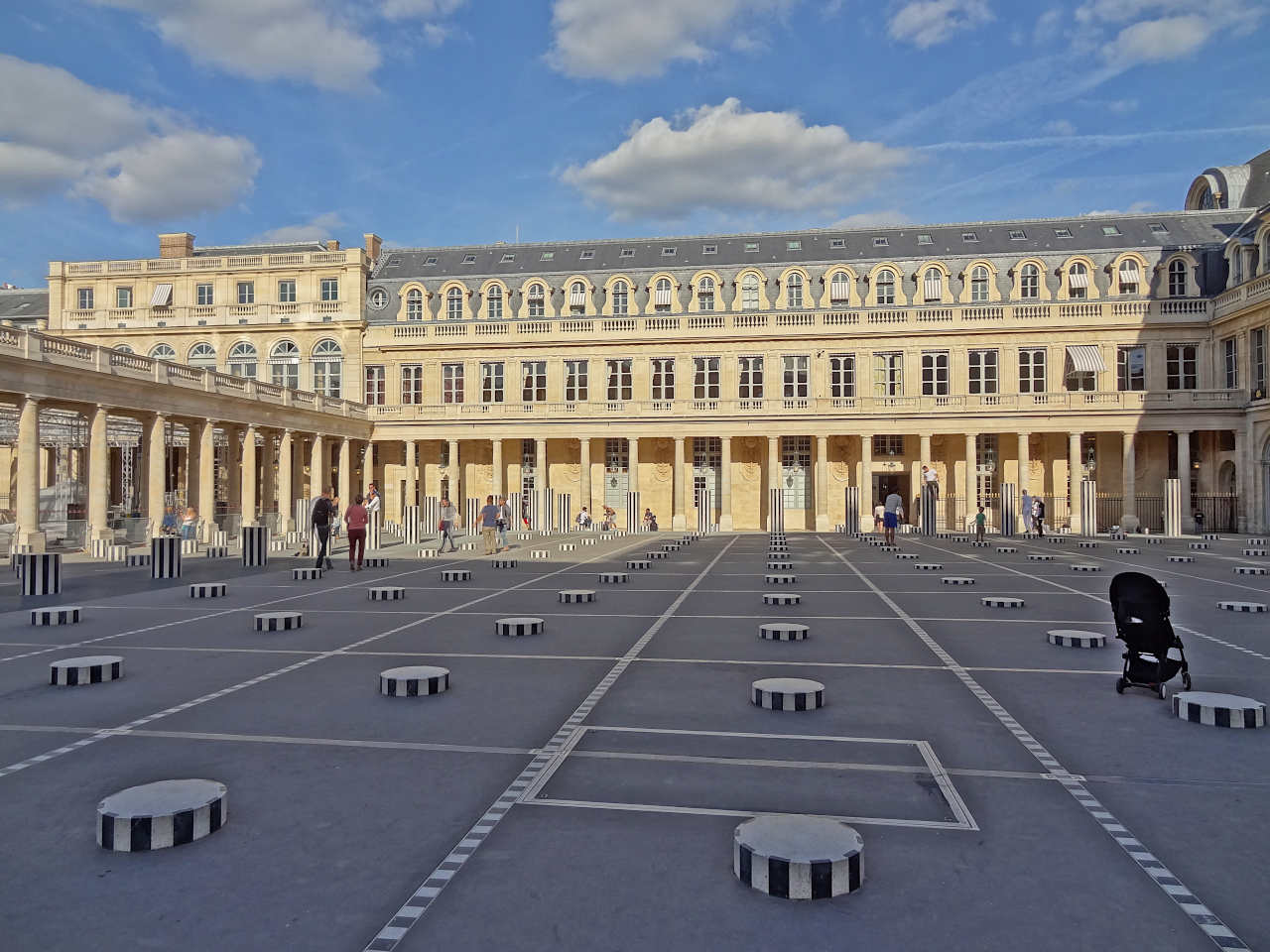 Colonnes de Buren au Palais-Royal de Paris
