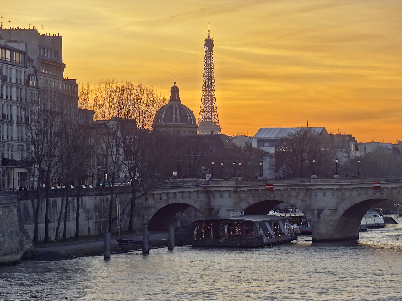coucher de soleil sur la Seine à Paris