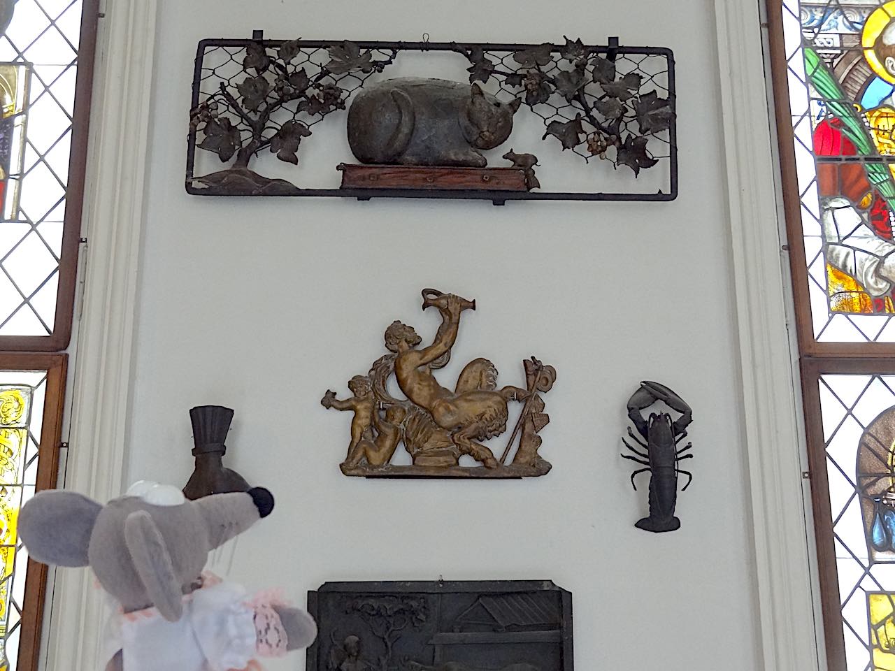 vieilles enseignes au musée Carnavalet de Paris
