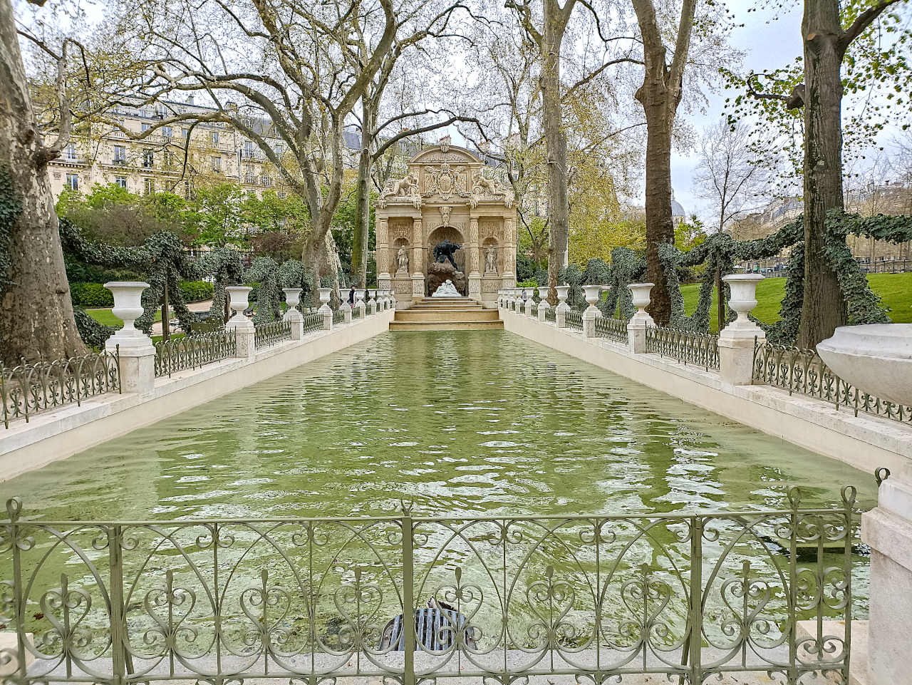 Fontaine Médicis dans le jardin du Luxembourg de Paris