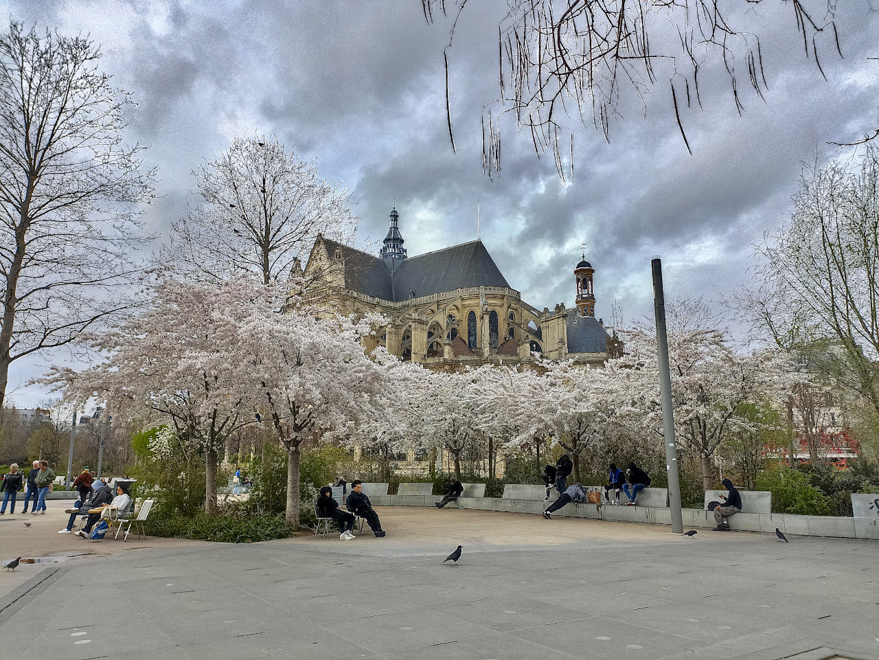jardin Nelson Mandela et église Saint-Eustache, en plein centre de Paris