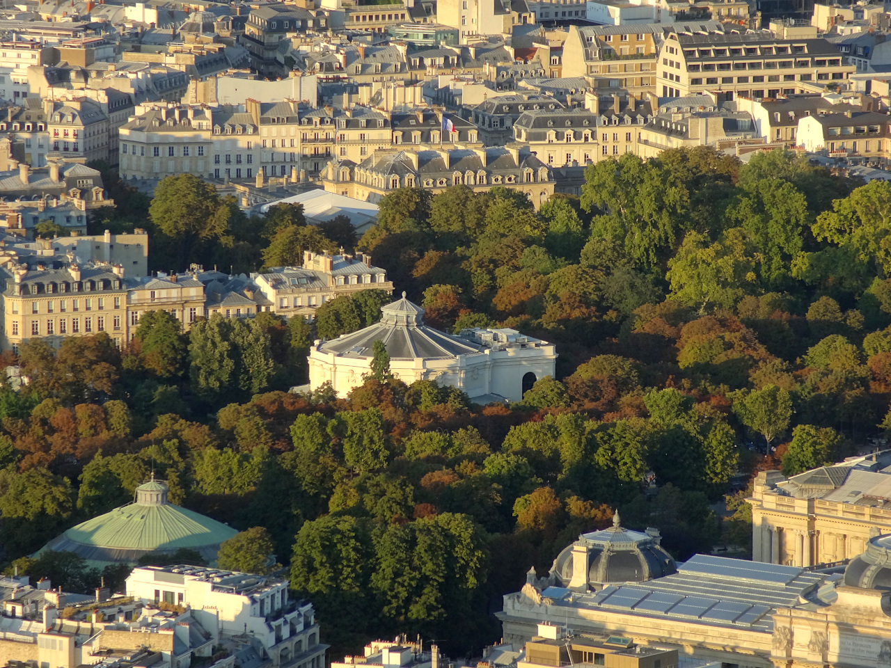 vue sur la partie jardin des Champs-Elysées, avec le théâtre de Marigny au fond