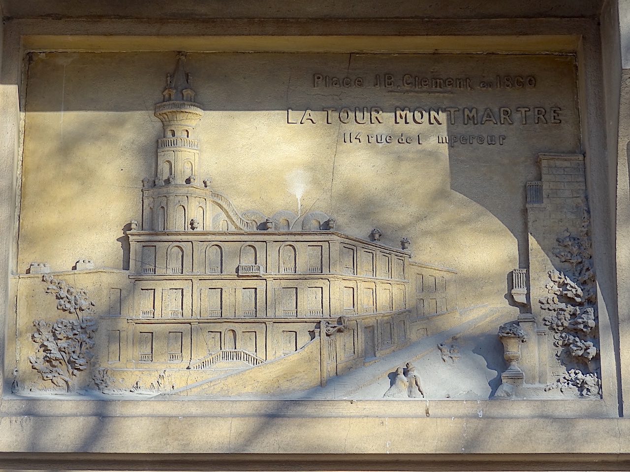 bas relief tour Montmartre