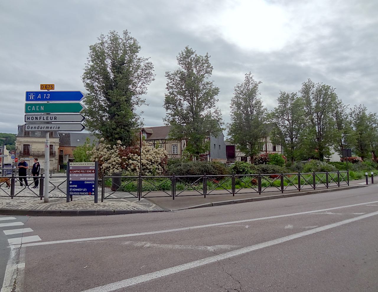 panneaux de direction à Pont-Audemer