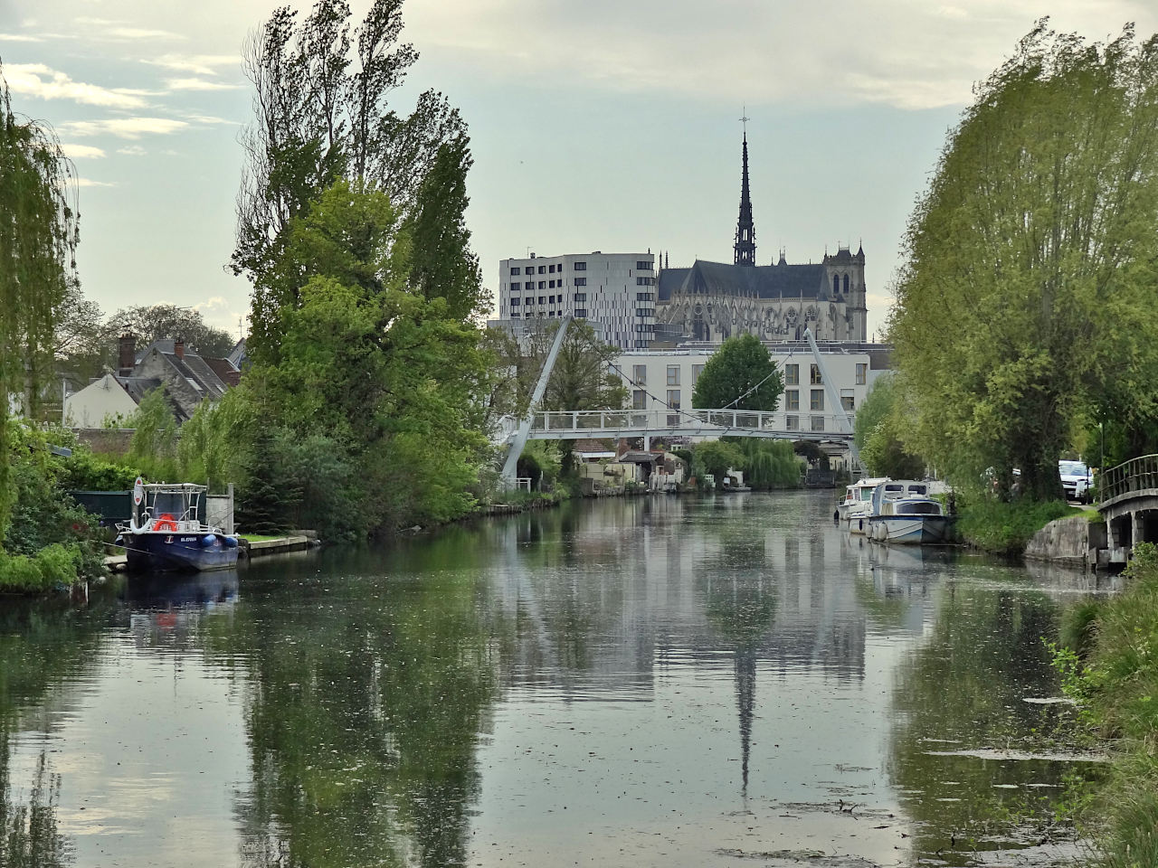 vue sur la cathédrale d'Amiens depuis le chemin de Halage