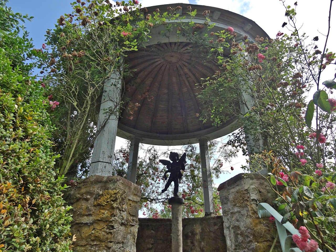 jardin Henri le Sidaner à Gerberoy temple de l'amour