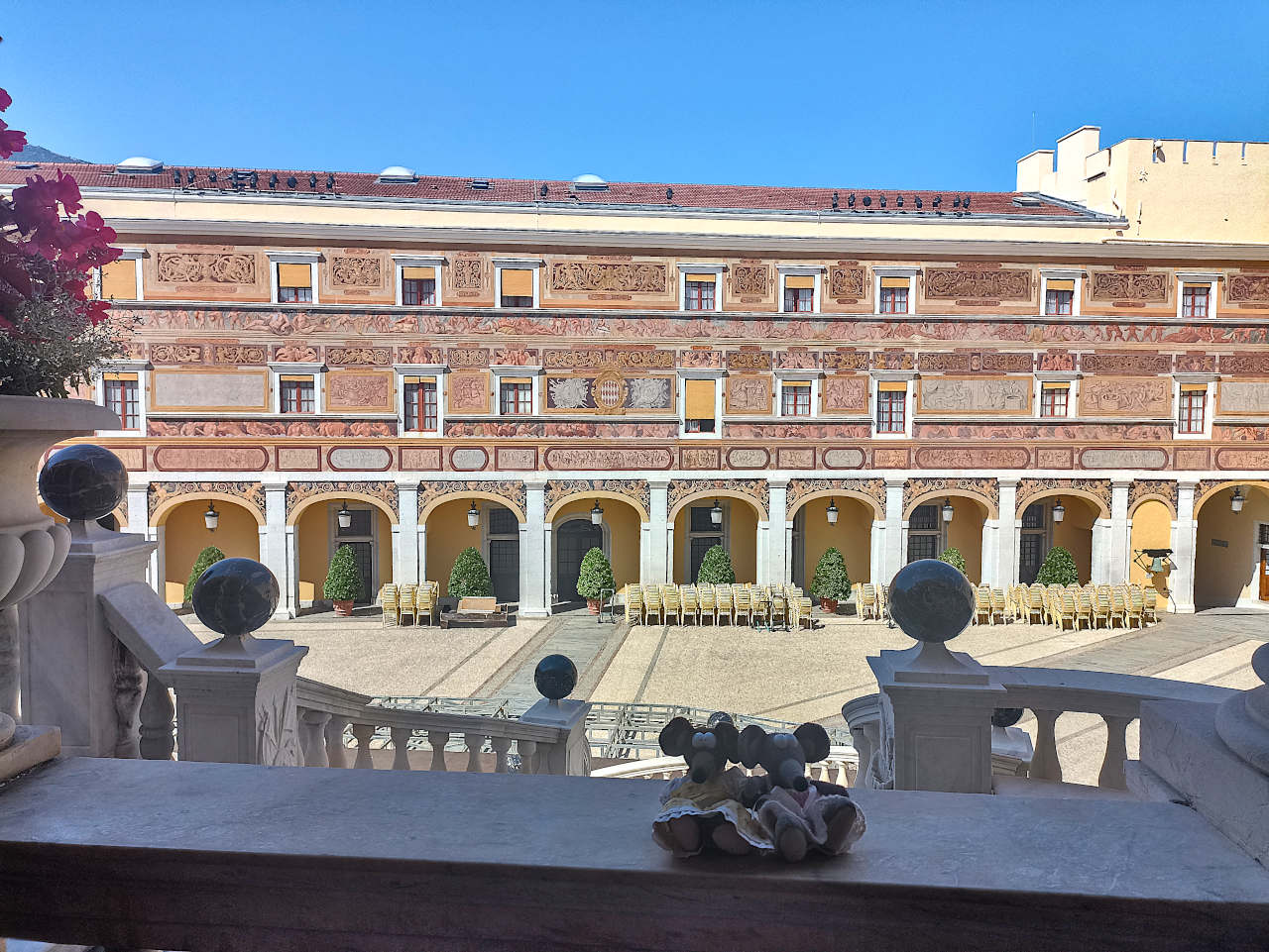 cour d'honneur du palais princier de Monaco