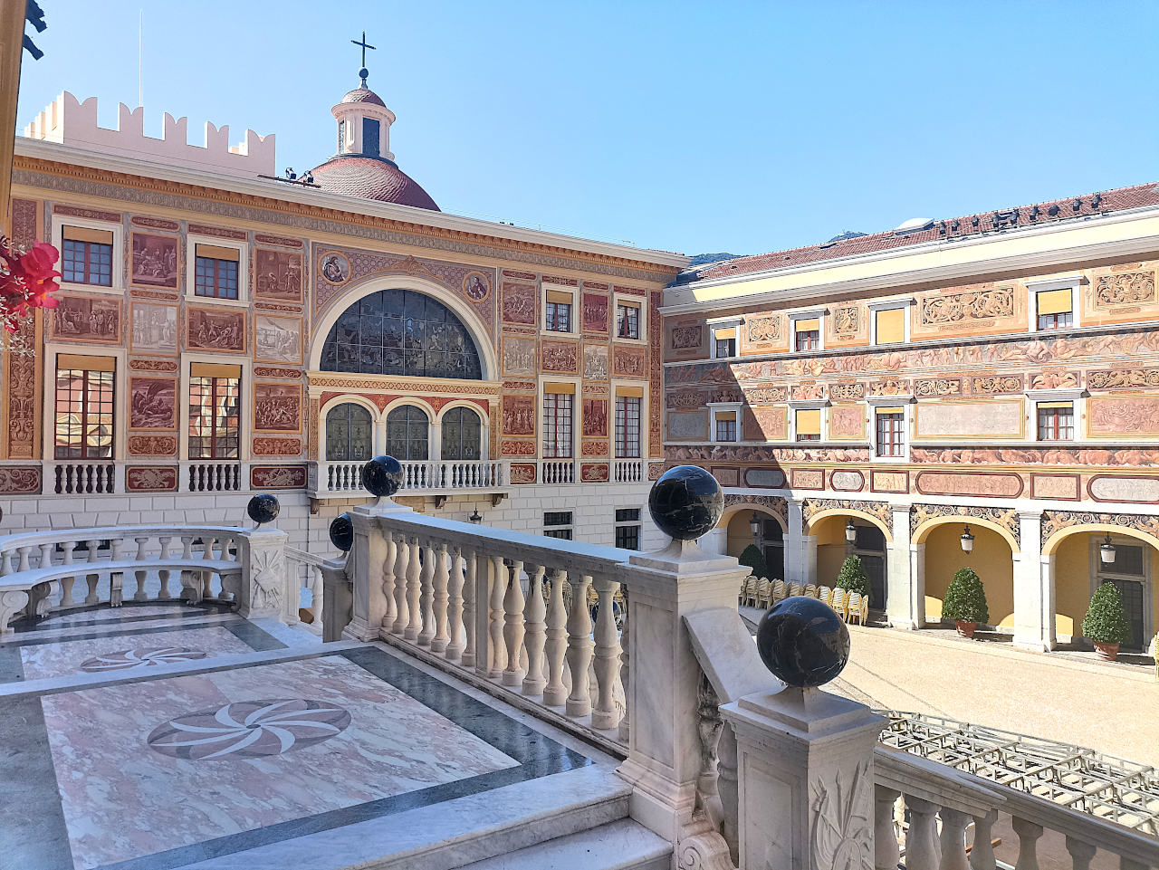 cour d'honneur du palais princier de Monaco