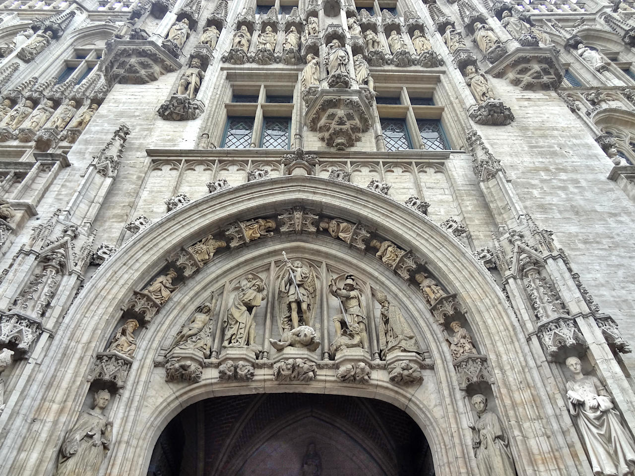 statues de la façade de l'hôtel de ville de Bruxelles