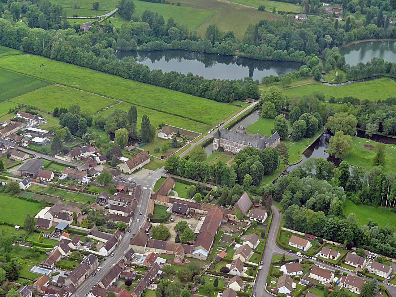 Vue aérienne du château de Troissereux (Oise)