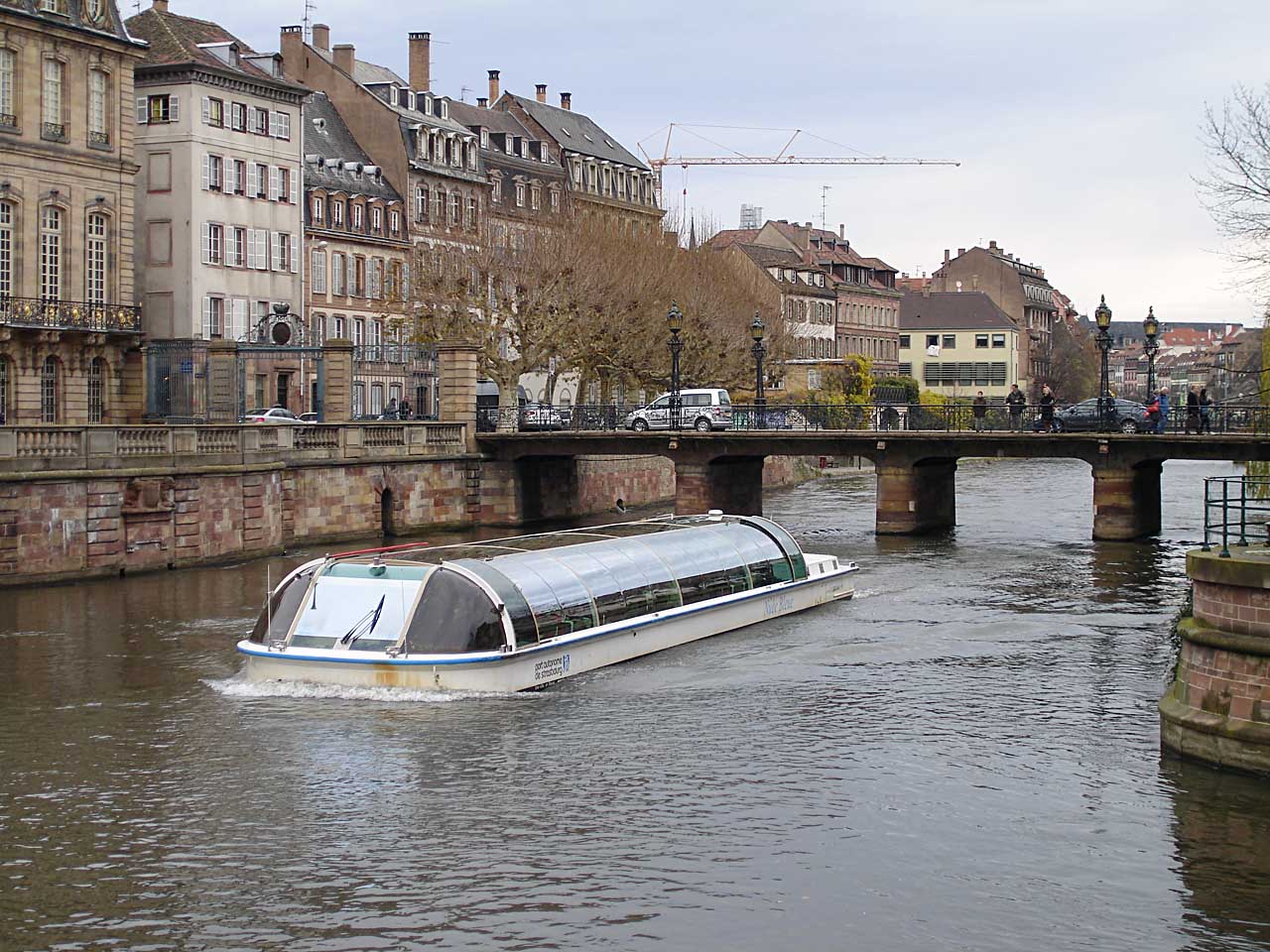 Bateau de croisière fluviale sur l'Ill à Strasbourg