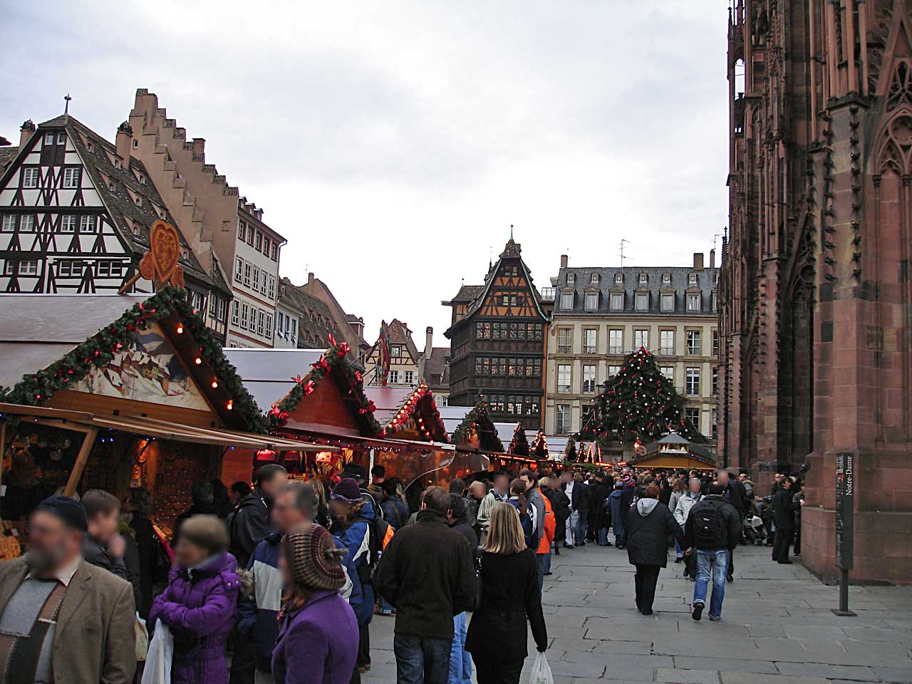 Place de la Cathédrale à Strasbourg durant le marché de Noël