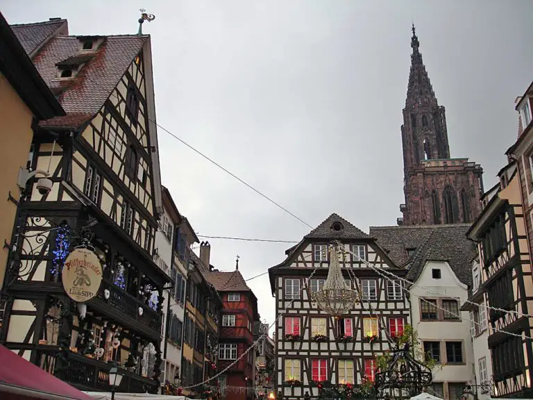 Place du Marché-aux-Cochons-de-Lait à Strasbourg durant le marché de Noël