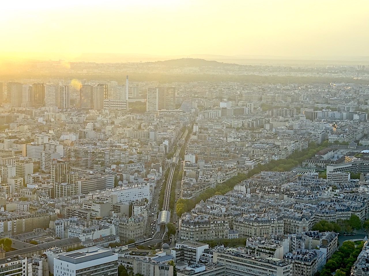 vue sur la ligne 6 (métro aérien), Beaugrenelle et le mont Valérien au coucher de soleil