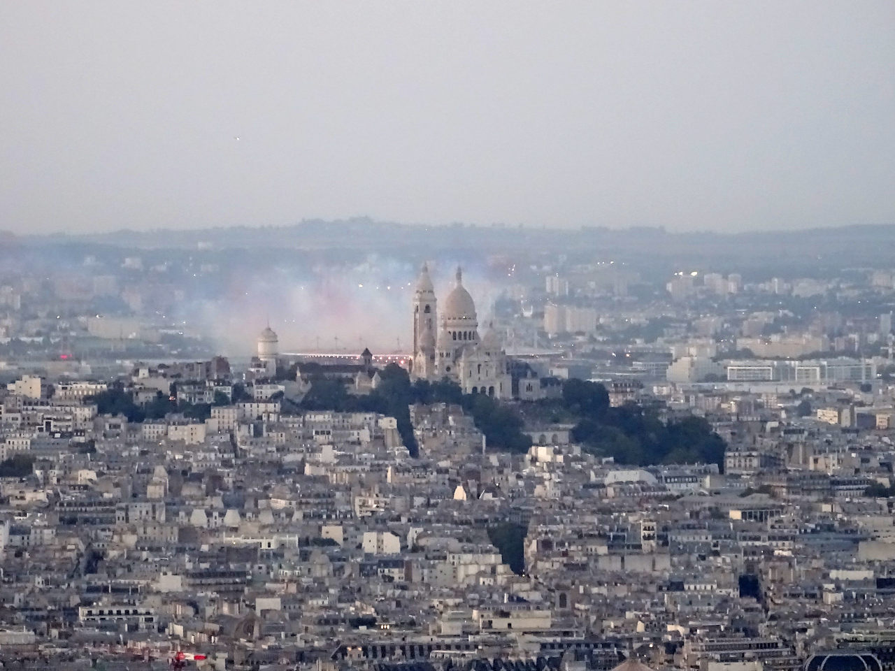 stade de France illuminé pour la coupe de Rugby, derrière le Sacré-Coeur