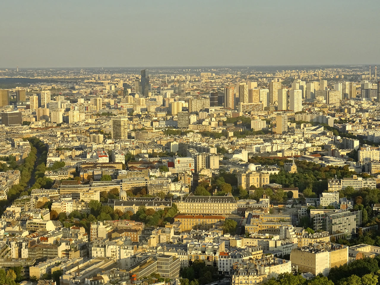 vue sur l'est de Paris depuis la tour Montparnasse à "l'heure dorée"