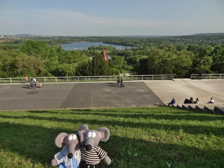 Vue sur les étangs de Cergy et la passerelle rouge