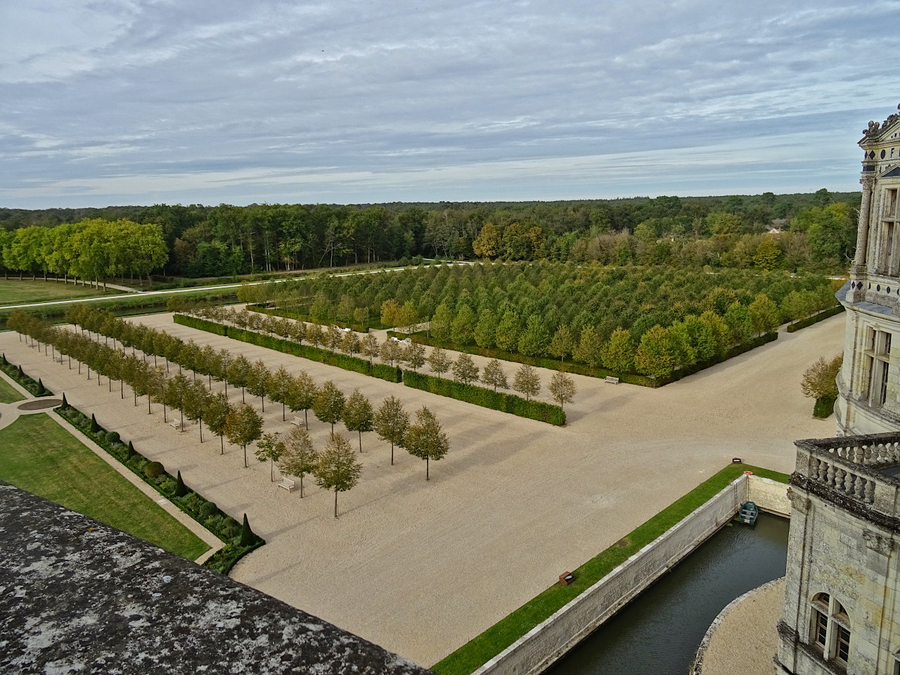 vue sur les jardins à la française de Chambord