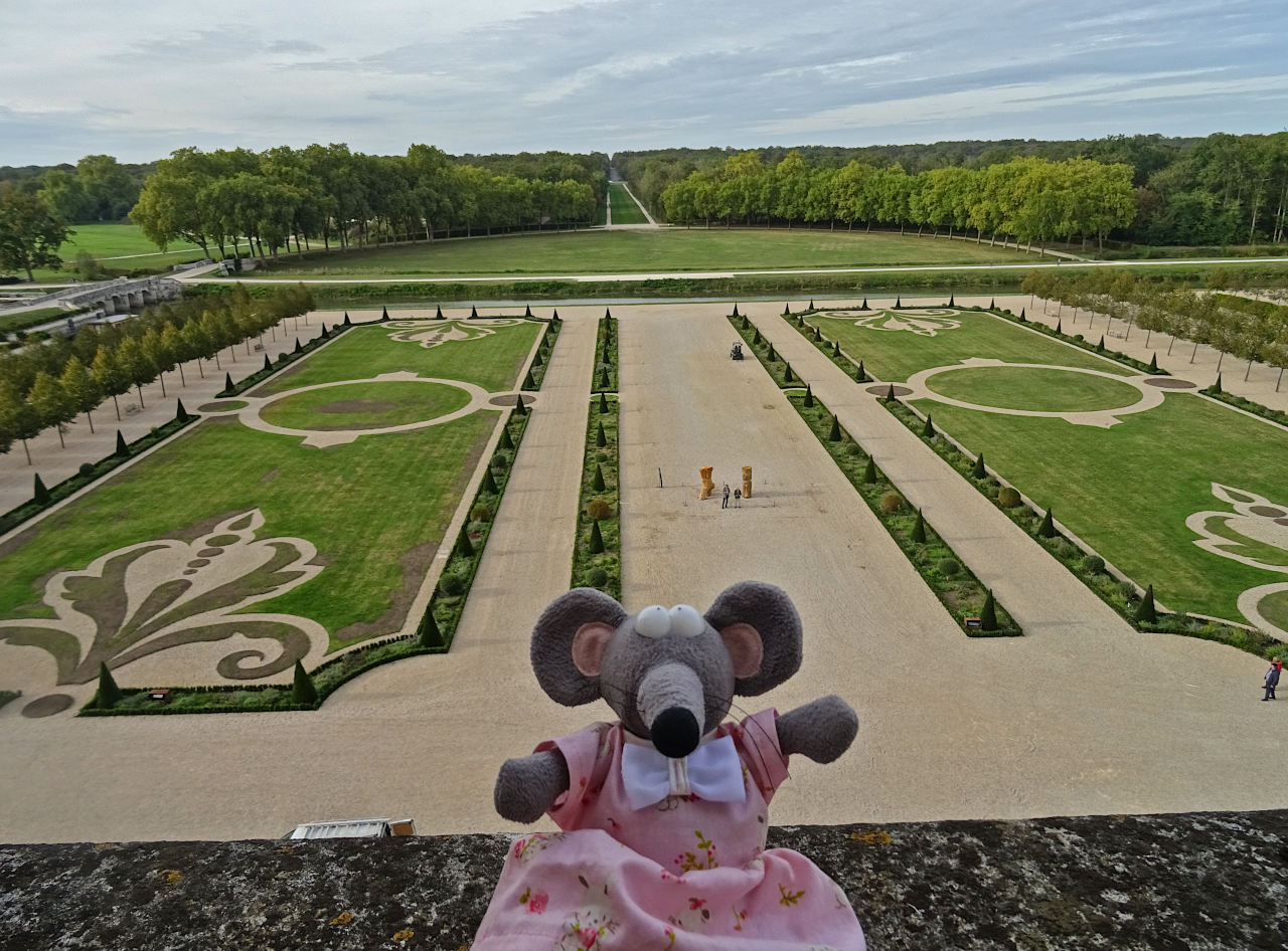 vue sur les jardins à la française de Chambord