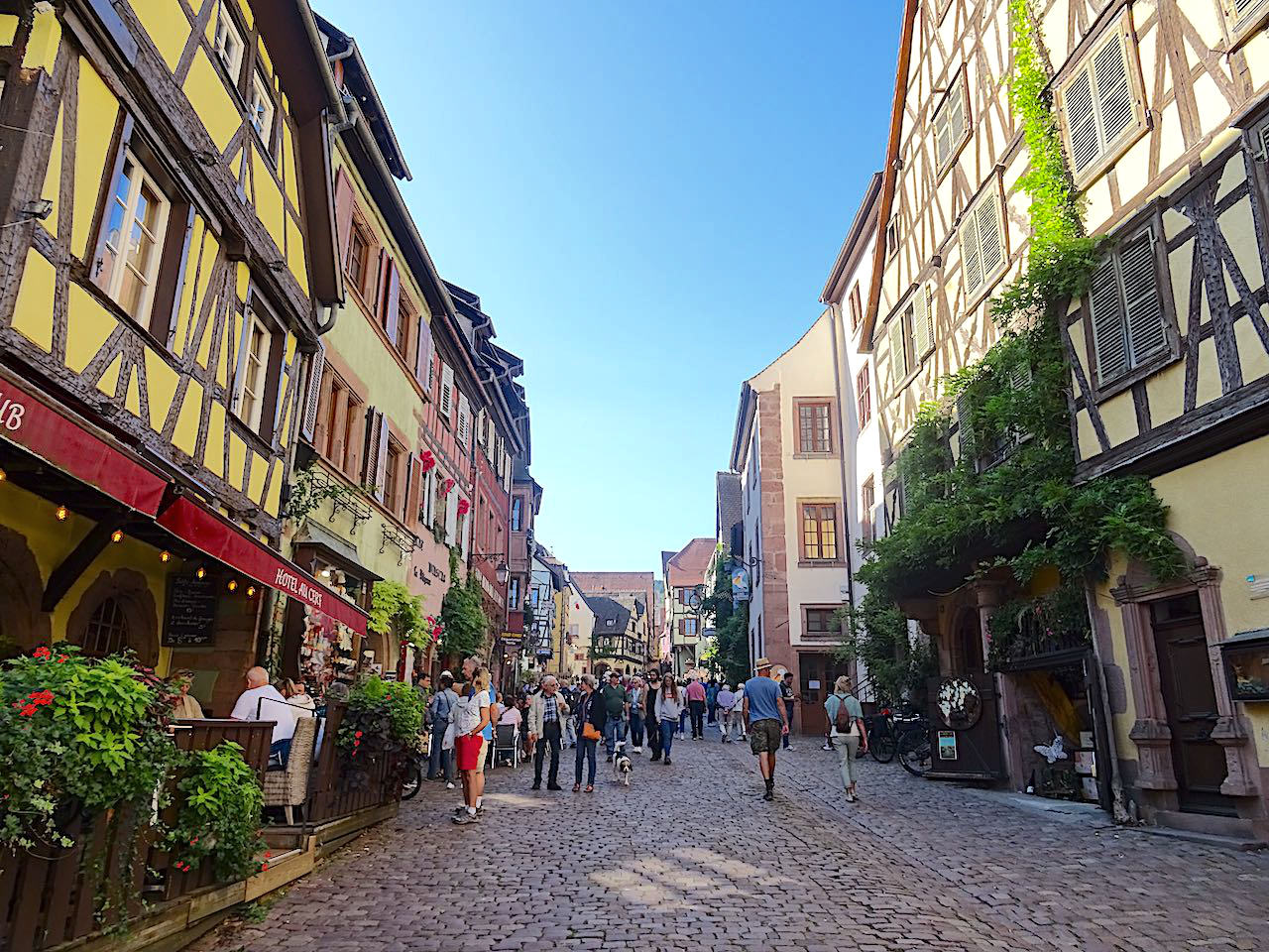 Riquewihr rue de Gaulle foule