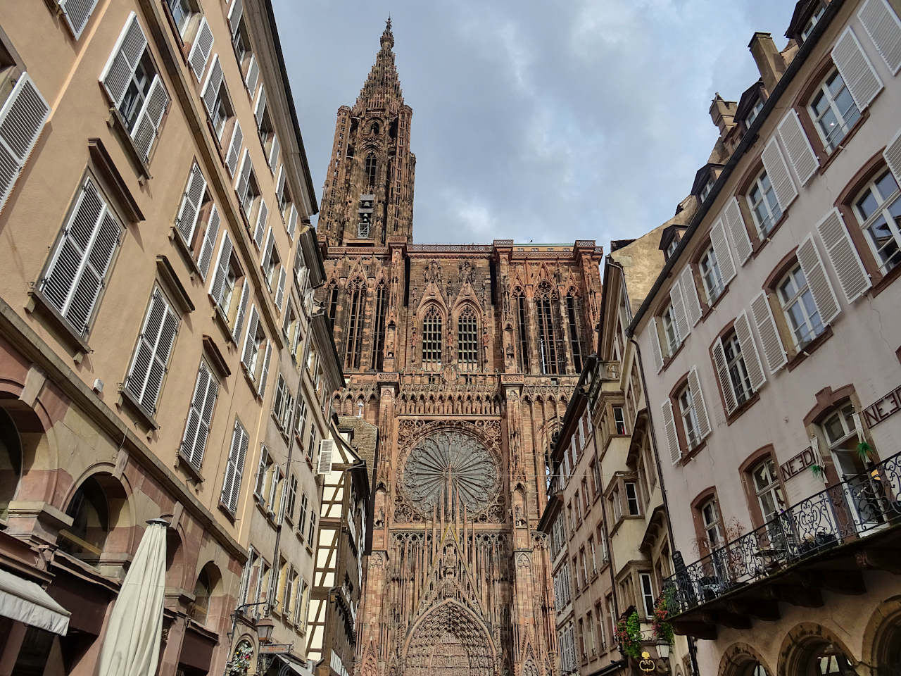 Rue Mercière et vue sur la cathédrale de Strasbourg
