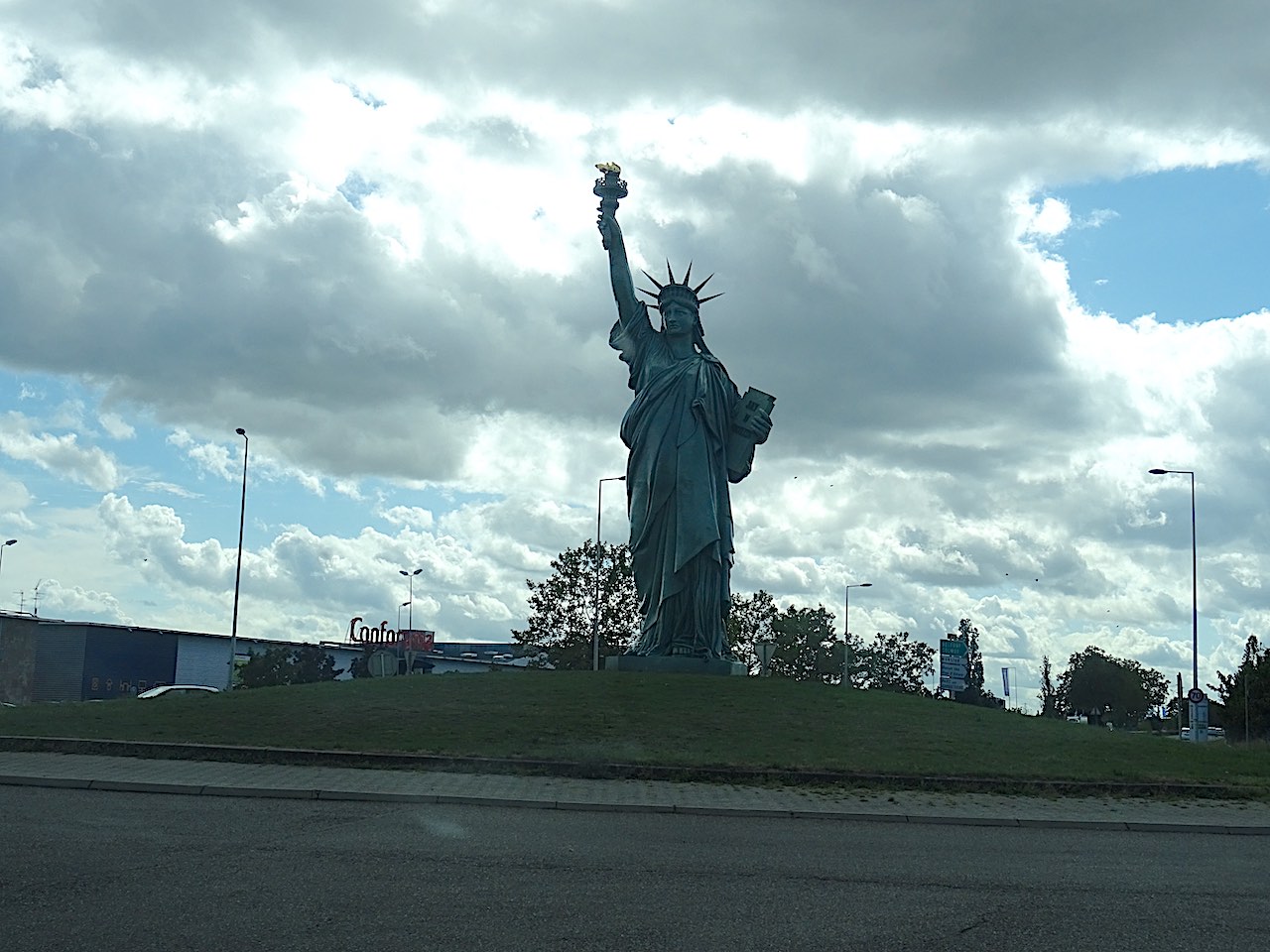 rond-point avec statue de la Liberté en hommage à Bartholdi à l'entrée de Colmar