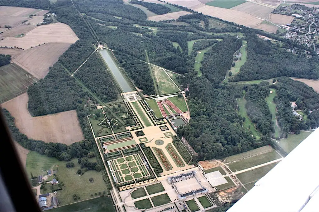 Vue aérienne du château de Champs de Bataille