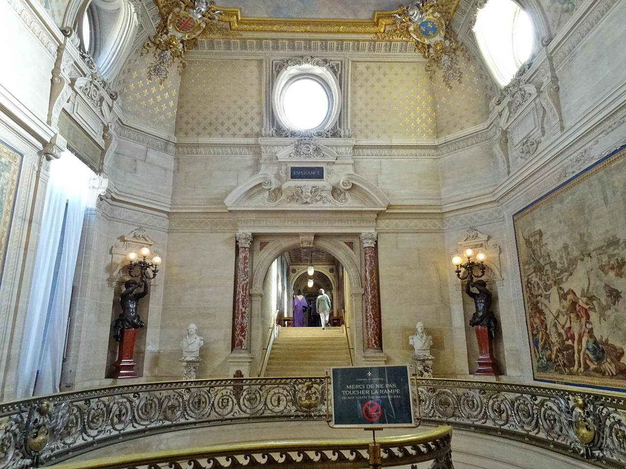 château de Chantilly vestibule