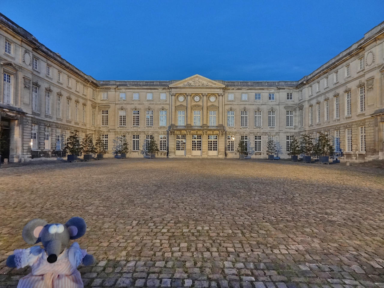 château de Compiègne de nuit