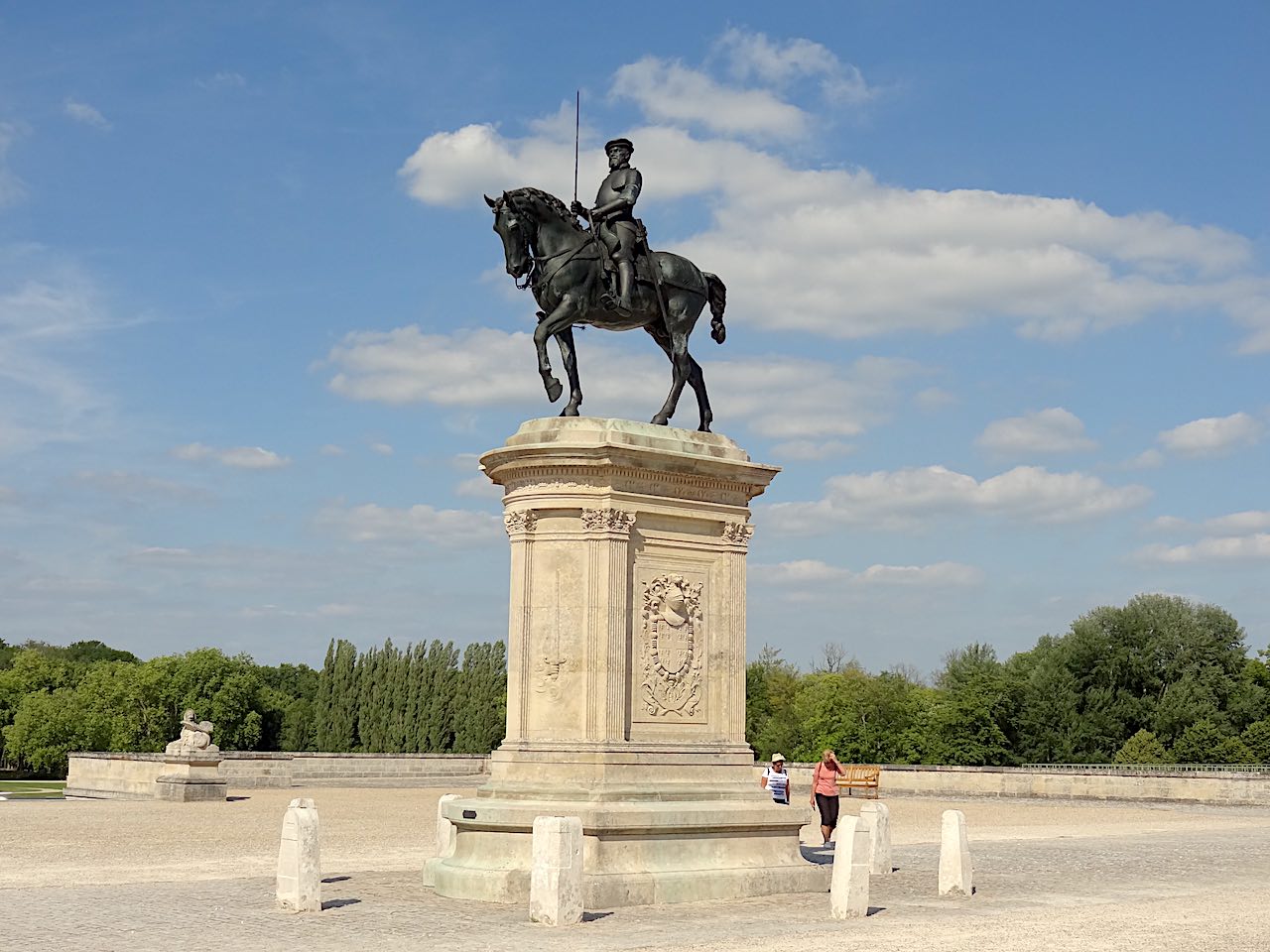 statue Anne de Montmorency devant l'entrée du château de Chantilly