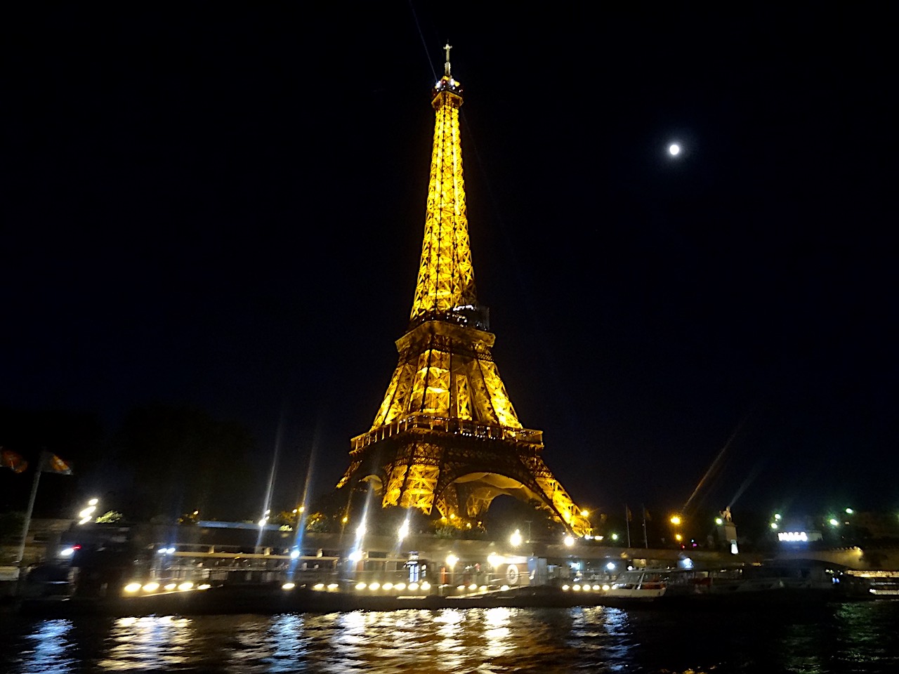 tour eiffel depuis la Seine