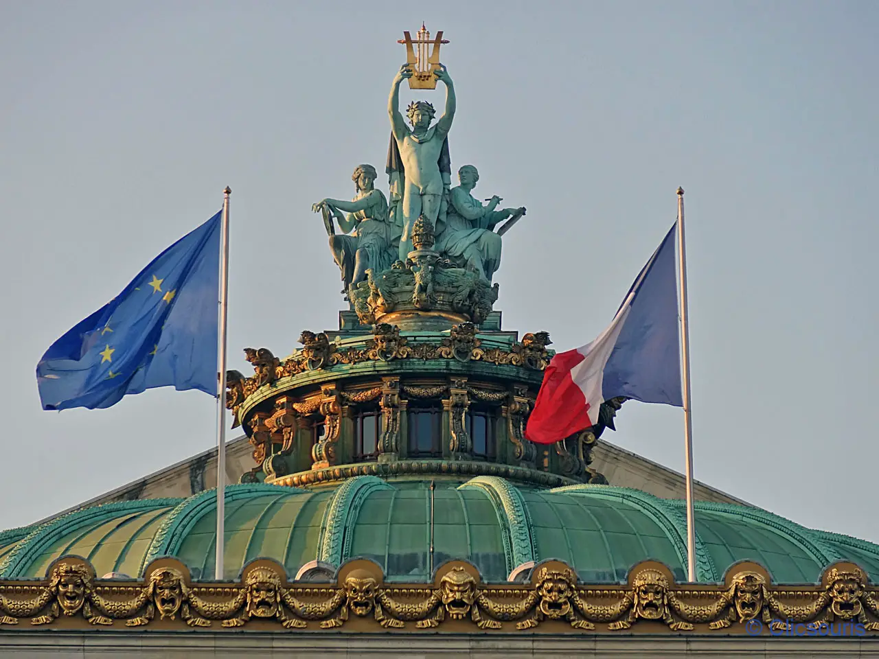 Statue d’Apollon à la lyre de l'Opéra Garnier