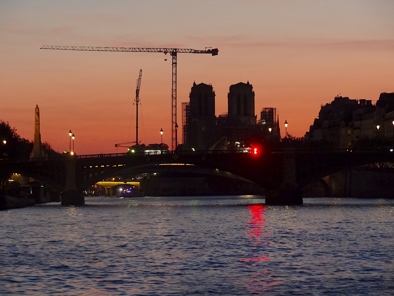 bateau mouche crépuscule