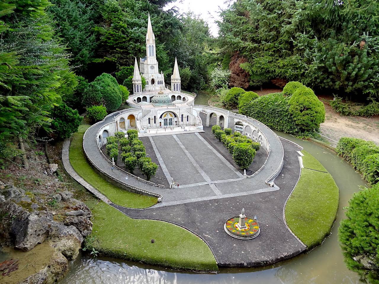 Basilique Notre-Dame-du-Rosaire de Lourdes à France miniature
